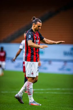 AC Milan 'dan Zlatan Ibrahimoviç, Serie A 2019 / 20' de San Siro Stadyumu 'nda oynanan AC Milan-Cagliari Calcio maçında gol atmayı kutluyor.