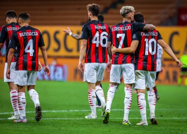 AC Milan 'dan Samu Castillejo, Serie A 2019 / 20 karşılaşmasında takım arkadaşlarıyla birlikte San Siro Stadyumu' nda AC Milan ile Cagliari Calcio arasında 1 Ağustos 2020 tarihinde kutluyor - Fotoğraf Fabrizio Carabelli / LM