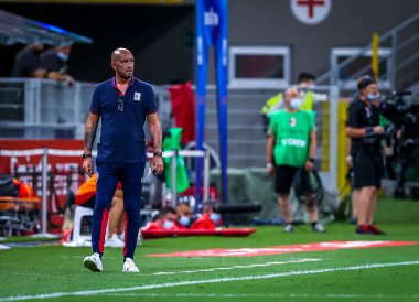 Serie A 2019 / 20 karşılaşmasında Cagliari Calcio baş antrenörü Walter Zenga AC Milan ile Cagliari Calcio arasında oynanan San Siro Stadyumu, Milan, İtalya - Fotoğraf: Fabrizio Carabelli / LM