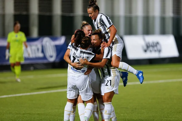 Barbara Bonansea (juventus fc), 29 Ağustos 2020 'de İtalya' nın Torino kentinde oynanan Juventus - LM / Francesco Scaccianoce maçında attığı ilk golü attıktan sonra takım arkadaşlarıyla kutluyor.