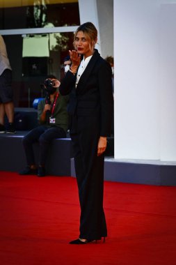 Anna Foglietta, Venedik, İtalya 'daki Lido di Venezia' da düzenlenen 77. Venedik Film Festivali 'nde seremoni başkanı ve sponsoru iken, 01 Eylül 2020 - LM / Daniele Cifala