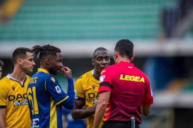 Stefano okaka (Udinese calcio), 27 Eylül 2020 'de İtalya' nın Verona kentindeki Bentegodi Stadyumu 'nda Hellas Verona' ya karşı Udinese maçında protesto gösterisi düzenledi.