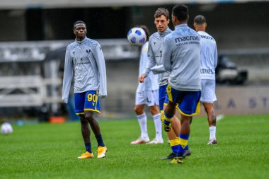 Hellas Verona Fc (Hellas Verona Fc), 27 Eylül 2020 'de İtalya' nın Verona kentindeki Bentegodi Stadyumu 'nda Udinese' ye karşı Hellas Verona maçında ısınma turu düzenledi.