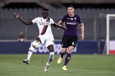 Floransa, İtalya 'da Fiorentina vs Bologna, 29 Temmuz 2020 - LM / Matteo Papini maçında musa barrow (bolonya) ve nikola milenkoviç (fiorentina)