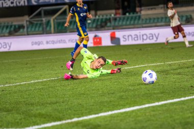 Marco Silvestri (hellas verona fc), 19 Eylül 2020 'de İtalya' nın Verona kentindeki Bentegodi Stadyumu 'nda Hellas Verona' nın Roma 'ya karşı açtığı davada