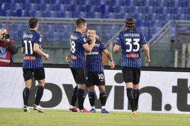 ROME, ITALY - 30 Atalantalı Gomez, Serie A futbol karşılaşmasında gol attıktan sonra 30 Haziran 2020 'de Roma' da SS Lazio Atalanta Stadyumu Olimpico ile İtalya / LM 'de oynanan karşılaşmayı kutladı