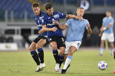 ROME, ITALY - Serie A futbol karşılaşması sırasında Atalantalı Leiva 'ya (L) karşı 30 Haziran 2020 tarihinde Roma' da oynanan SS Lazio Atalanta Stadyumu Olimpico maçı sırasında İtalya / LM
