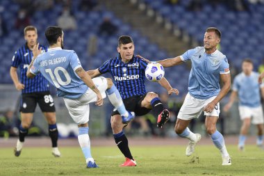 ROME, ITALY - Serie A futbol karşılaşması sırasında Luis Alberto (L) Stefan Radu (R) ile Roma 'da 30 Ekim 2020 tarihinde SS Lazio Atalanta Stadyumu Olimpico arasında oynanan karşılaşma sırasında Atalantalı Atalanta' lı 30.