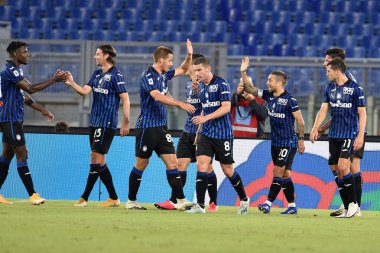 ROME, ITALY - 30 Atalantalı Gomez, Serie A futbol karşılaşmasında gol attıktan sonra 30 Haziran 2020 'de Roma' da SS Lazio Atalanta Stadyumu Olimpico ile İtalya / LM 'de oynanan karşılaşmayı kutladı