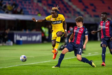 Yann Karamoh (parma calcio 1913) ve Aaron Hickey (bologna fc), İtalya 'nın Bologna kentindeki Dall & # 39; Ara Stadyumu' nda Bologna-Parma maçında, 28 Eylül 2020 - LM / Francesco Scaccianoce