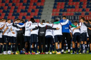 Bologna fc oyuncuları, 28 Eylül 2020 'de İtalya' nın Bologna kentindeki Dall & # 39; Ara Stadyumu 'nda oynanan Bologna-Parma maçından önce daire şeklinde bir araya geldiler - LM / Francesco Scaccianoce
