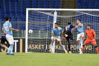 ROME, ITALY - 30 Ekim: ATALANTA GOSENS, SS Lazio ve ATALANTA 'nın 30 Ekim 2020' de Roma 'da oynanan Stadio Olimpico' da oynanan futbol maçının açılış golünü attıktan sonra takım arkadaşlarıyla birlikte kutluyor.