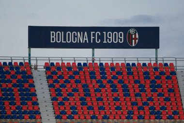 Bologna fc flaması ve logosu, İtalya 'nın Bologna kentindeki Dall & # 39; Ara Stadyumu' nda Bologna - LM / Francesco Scaccianoce