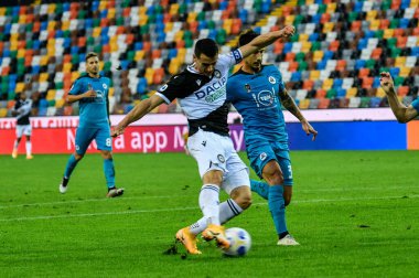Udinese vs Spezia, İtalya 'nın Udine kentindeki Dacia Arena Stadyumu Friuli Udine' de 30 Eylül 2020 'de yapılan Udinese vs Spezia maçında Kevin Lazanya (Udinese calcio) sahnesi