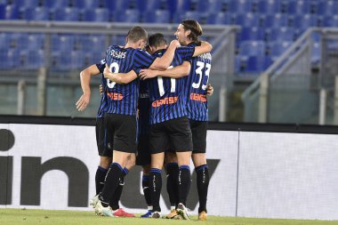 ROME, ITALY - 30 Atalantalı Gomez, Serie A futbol karşılaşmasında gol attıktan sonra 30 Haziran 2020 'de Roma' da SS Lazio Atalanta Stadyumu Olimpico ile İtalya / LM 'de oynanan karşılaşmayı kutladı