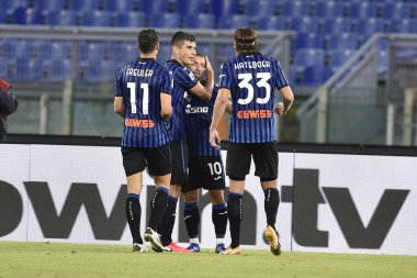 ROME, ITALY - 30 Atalantalı Gomez, Serie A futbol karşılaşmasında gol attıktan sonra 30 Haziran 2020 'de Roma' da SS Lazio Atalanta Stadyumu Olimpico ile İtalya / LM 'de oynanan karşılaşmayı kutladı