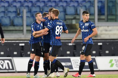 ROME, ITALY - 30 Ekim: ATALANTA GOSENS, SS Lazio ve ATALANTA 'nın 30 Ekim 2020' de Roma 'da oynanan Stadio Olimpico' da oynanan futbol maçının açılış golünü attıktan sonra takım arkadaşlarıyla birlikte kutluyor.