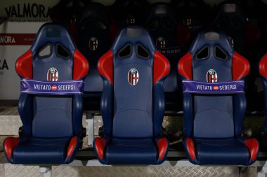 Bologna Fc bankında. İtalya 'nın Bologna kentindeki Dall & # 39; Ara Stadyumu' nda Bologna - Parma davasında uygulanan covid-19 karşıtı mevcut yönetmeliğe uygun olarak, antrenör kadrosunun üyeleri arasında yakınlığı önlemek amacıyla bayraklar yerleştirildi.