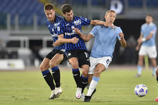 ROME, ITALY - Serie A futbol karşılaşması sırasında Atalantalı Leiva 'ya (L) karşı 30 Haziran 2020 tarihinde Roma' da oynanan SS Lazio Atalanta Stadyumu Olimpico maçı sırasında İtalya / LM