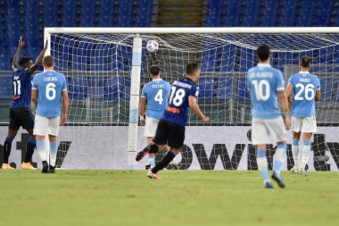 ROME, ITALY - 30 Atalantalı Gomez, Serie A futbol karşılaşmasında gol attıktan sonra 30 Haziran 2020 'de Roma' da SS Lazio Atalanta Stadyumu Olimpico ile İtalya / LM 'de oynanan karşılaşmayı kutladı