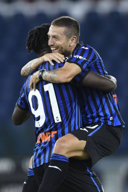 ROME, ITALY - 30 Atalantalı Alejandro Gomez, Serie A futbol karşılaşması sırasında İtalya / LM 'de 30 Haziran 2020' de SS Lazio Atalanta Stadyumu Olimpico arasında gol attıktan sonra Duvan Zapata ile kutlama yaptı.