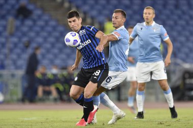 ROME, ITALY - Serie A futbol karşılaşması sırasında 30 MALINOVSKYI (L) ATALANTA 'lı STEFAN RADU (R)' ya karşı eylemde SS Lazio Atalanta Stadio Olimpico ile Roma 'da 30 Haziran 2020 tarihinde oynanan İtalya / LM
