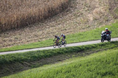 Florian lipowitz - tirol ktm bisiklet takımı ve Raul Colombo - iş servisi dynatek vega 23 Elitin Altındaki Yarış sırasında friuli venezia giulia 'nın ikinci aşamasında San Marco di Mereto di Tomba çizgisinde  