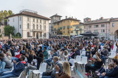 Elisa 'nın Elisa' daki Pubblico al konçertosu 10 Ekim 2020 'de İtalya' nın Udine kentindeki Piazza I Maggio 'da canlı yayında.
