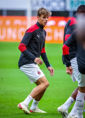 AC Milan takımından Daniel Maldini, AC Milan ile Spezia Calcio arasında oynanan 2020 / 21 karşılaşmasında 4 Ekim 2020 tarihinde İtalya 'nın başkenti Milan' daki San Siro Stadyumu 'nda oynandı.