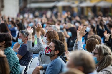 Elisa 'nın Elisa' daki Pubblico al konçertosu 10 Ekim 2020 'de İtalya' nın Udine kentindeki Piazza I Maggio 'da canlı yayında.