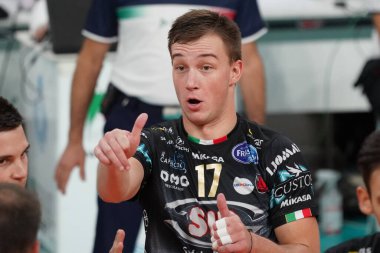 Oleh plotnytskyi (n. Sir Safety Conad Perugia, 14 Ekim 2020 'de İtalya' nın başkenti Perugia 'da Top Volley Cisterna' ya karşı açtığı davada 17 vurucu çiviledi.