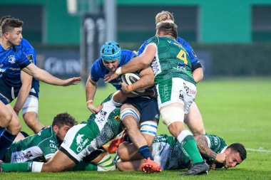 Benetton Treviso, Leinster Rugby 'ye karşı 10 Ekim 2020' de Treviso, İtalya 'daki Monigo Stadyumu' nda oynanan maçta Irne Herbst (treviso) tarafından alınan Connors (leinster)