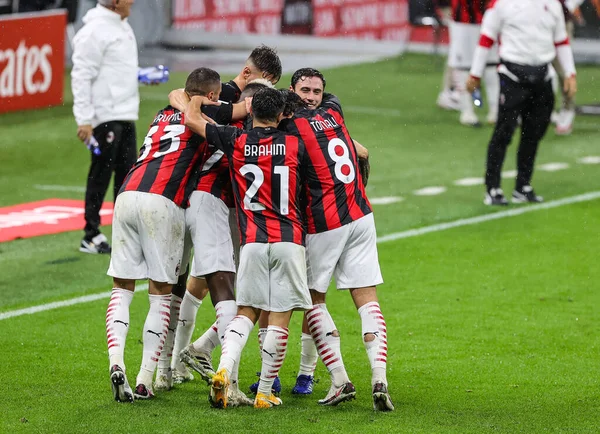 AC Milan 'dan Rafael Leao, Serie A 2020 / 21 karşılaşmasında takım arkadaşlarıyla birlikte San Siro Stadyumu, Milan, İtalya - Fotoğraf Fabrizio Carabelli / LM