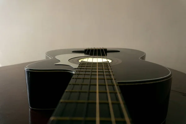 Czarna gitara klasyczna w perspektywie — Zdjęcie stockowe