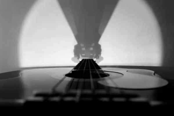 Czarna gitara klasyczna w perspektywie — Zdjęcie stockowe