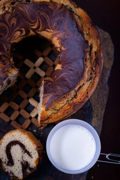 Delicioso Pastel Casero Mármol Una Tabla Piedra —  Fotos de Stock