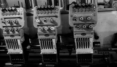 Endüstriyel nakış makinesi. Tekstil üzerinde desenler yaratmak için. Siyah ve beyaz..