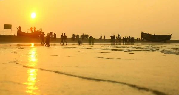Chittagong, Bangladeş - 20 Haziran 2020: Saint Martin Adası 'nda deniz güneşinin tadını çıkaran insanlar .