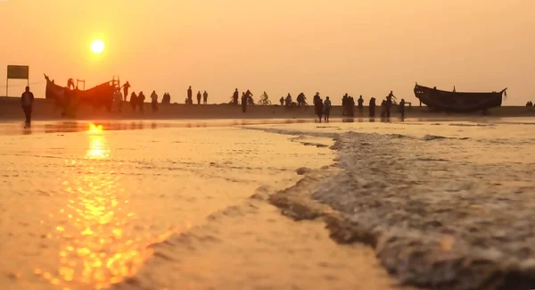 Chittagong, Bangladeş - 20 Haziran 2020: Saint Martin Adası 'nda deniz güneşinin tadını çıkaran insanlar .