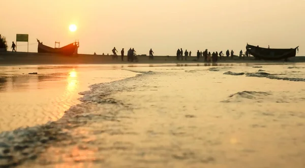 Chittagong, Bangladeş - 20 Haziran 2020: Saint Martin Adası 'nda deniz güneşinin tadını çıkaran insanlar .