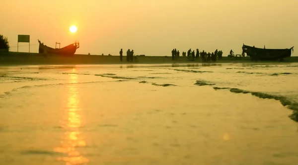 Читтагонг Бангладеш Июня 2020 Года Прилив Людей Наслаждающихся Пляжным Солнцем — стоковое фото