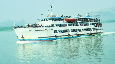 Chittagong, Bangladeş-30 Haziran 2020: Teknaf 'tan Saint Martin Adası' na giden bir nehirde gezgin gezisi .