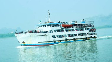 Chittagong, Bangladeş - 30 Haziran 2020: martıların arkasındaki gemi doğal büyüleyici manzarayla uçuyor. Chittagong, Bangladeş 'te nehir manzaralı sabah manzarası..