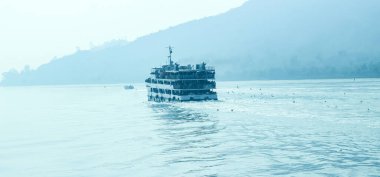 Martıların arkasındaki gemi doğal büyüleyici bir manzarayla uçuyor. Chittagong, Bangladeş 'te nehir manzaralı sabah manzarası..