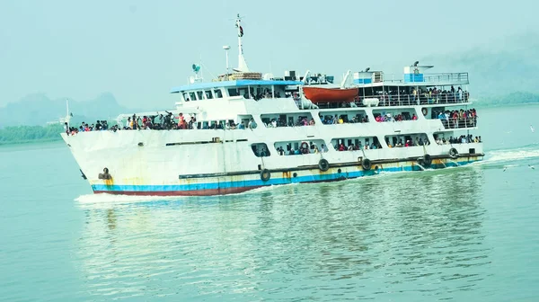 Chittagong, Bangladeş-30 Haziran 2020: Teknaf 'tan Saint Martin Adası' na giden bir nehirde gezgin gezisi .