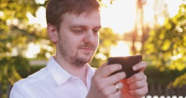 Cep telefonu kullanan adam