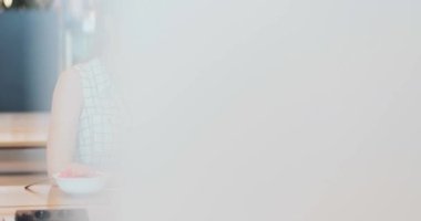 İş kadını, ortak çalışma alanında dizüstü bilgisayarda çalışıyor. 4K Yavaşlama Hareketi, DCI. Genç bir iş kadını, gözlük takıyor, modern ofis binasında taşınabilir bilgisayar kullanıyor. Hayatta Teknoloji