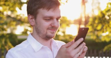 Cep telefonu kullanan adam