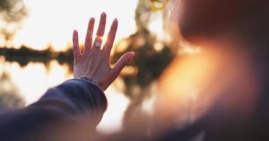 Kadın Parmaklarıyla Güneş Parlıyor. Yavaş hareket et. 4K DCI. Kadın eli güneşe uzanır, ışığa dokunur. Umut ve Mutluluk Kavramı