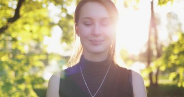 Gülümseyen, kameraya bakan Mutlu Kadın Portresi